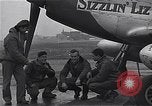 Immagine di Ufficiali di 334 USAAF Fighter Squadron parlare con gli equipaggi di terra Il Debden Inghilterra, 1945, secondo 21 filmato di repertorio 65675034697