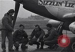 Immagine di Ufficiali di 334 USAAF Fighter Squadron parlare con gli equipaggi di terra Il Debden Inghilterra, 1945, secondo 22 filmato di repertorio 65675034697