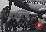 Immagine di Ufficiali di 334 USAAF Fighter Squadron parlare con gli equipaggi di terra Il Debden Inghilterra, 1945, secondo 23 filmato di repertorio 65675034697