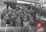 Immagine di Ufficiali di 334 USAAF Fighter Squadron parlare con gli equipaggi di terra Il Debden Inghilterra, 1945, secondo 25 filmato di repertorio 65675034697
