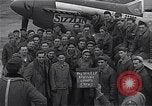 Immagine di Ufficiali di 334 USAAF Fighter Squadron parlare con gli equipaggi di terra Il Debden Inghilterra, 1945, secondo 26 filmato di repertorio 65675034697