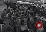 Immagine di Ufficiali di 334 USAAF Fighter Squadron parlare con gli equipaggi di terra Il Debden Inghilterra, 1945, secondo 27 filmato di repertorio 65675034697