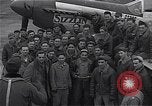 Immagine di Ufficiali di 334 USAAF Fighter Squadron parlare con gli equipaggi di terra Il Debden Inghilterra, 1945, secondo 28 filmato di repertorio 65675034697