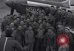 Immagine di Ufficiali di 334 USAAF Fighter Squadron parlare con gli equipaggi di terra Il Debden Inghilterra, 1945, secondo 29 filmato di repertorio 65675034697