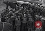 Immagine di Ufficiali di 334 USAAF Fighter Squadron parlare con gli equipaggi di terra Il Debden Inghilterra, 1945, secondo 30 filmato di repertorio 65675034697