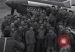 Immagine di Ufficiali di 334 USAAF Fighter Squadron parlare con gli equipaggi di terra Il Debden Inghilterra, 1945, secondo 31 filmato di repertorio 65675034697
