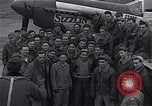 Immagine di Ufficiali di 334 USAAF Fighter Squadron parlare con gli equipaggi di terra Il Debden Inghilterra, 1945, secondo 32 filmato di repertorio 65675034697