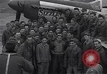 Immagine di Ufficiali di 334 USAAF Fighter Squadron parlare con gli equipaggi di terra Il Debden Inghilterra, 1945, secondo 33 filmato di repertorio 65675034697