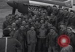 Immagine di Ufficiali di 334 USAAF Fighter Squadron parlare con gli equipaggi di terra Il Debden Inghilterra, 1945, secondo 35 filmato di repertorio 65675034697