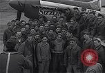 Immagine di Ufficiali di 334 USAAF Fighter Squadron parlare con gli equipaggi di terra Il Debden Inghilterra, 1945, secondo 36 filmato di repertorio 65675034697