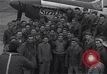 Immagine di Ufficiali di 334 USAAF Fighter Squadron parlare con gli equipaggi di terra Il Debden Inghilterra, 1945, secondo 37 filmato di repertorio 65675034697