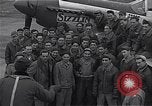 Immagine di Ufficiali di 334 USAAF Fighter Squadron parlare con gli equipaggi di terra Il Debden Inghilterra, 1945, secondo 39 filmato di repertorio 65675034697