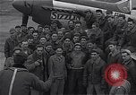 Immagine di Ufficiali di 334 USAAF Fighter Squadron parlare con gli equipaggi di terra Il Debden Inghilterra, 1945, secondo 40 filmato di repertorio 65675034697
