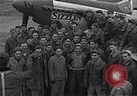 Immagine di Ufficiali di 334 USAAF Fighter Squadron parlare con gli equipaggi di terra Il Debden Inghilterra, 1945, secondo 41 filmato di repertorio 65675034697