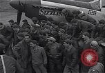 Immagine di Ufficiali di 334 USAAF Fighter Squadron parlare con gli equipaggi di terra Il Debden Inghilterra, 1945, secondo 42 filmato di repertorio 65675034697