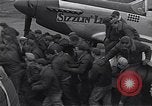 Immagine di Ufficiali di 334 USAAF Fighter Squadron parlare con gli equipaggi di terra Il Debden Inghilterra, 1945, secondo 43 filmato di repertorio 65675034697