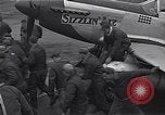Immagine di Ufficiali di 334 USAAF Fighter Squadron parlare con gli equipaggi di terra Il Debden Inghilterra, 1945, secondo 44 filmato di repertorio 65675034697