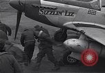 Immagine di Ufficiali di 334 USAAF Fighter Squadron parlare con gli equipaggi di terra Il Debden Inghilterra, 1945, secondo 45 filmato di repertorio 65675034697