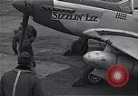 Immagine di Ufficiali di 334 USAAF Fighter Squadron parlare con gli equipaggi di terra Il Debden Inghilterra, 1945, secondo 46 filmato di repertorio 65675034697