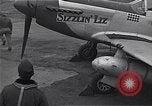 Immagine di Ufficiali di 334 USAAF Fighter Squadron parlare con gli equipaggi di terra Il Debden Inghilterra, 1945, secondo 47 filmato di repertorio 65675034697