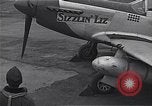 Immagine di Ufficiali di 334 USAAF Fighter Squadron parlare con gli equipaggi di terra Il Debden Inghilterra, 1945, secondo 48 filmato di repertorio 65675034697