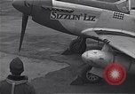 Immagine di Ufficiali di 334 USAAF Fighter Squadron parlare con gli equipaggi di terra Il Debden Inghilterra, 1945, secondo 49 filmato di repertorio 65675034697