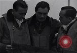 Immagine di I piloti della 334 Fighter Squadron tenere il punteggio di vittorie Il Debden Inghilterra, 1945, secondo 22 filmato di repertorio 65675034698