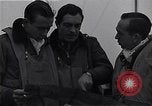 Immagine di I piloti della 334 Fighter Squadron tenere il punteggio di vittorie Il Debden Inghilterra, 1945, secondo 23 filmato di repertorio 65675034698