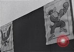 Immagine di I piloti della 334 Fighter Squadron tenere il punteggio di vittorie Il Debden Inghilterra, 1945, secondo 39 filmato di repertorio 65675034698