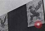 Immagine di I piloti della 334 Fighter Squadron tenere il punteggio di vittorie Il Debden Inghilterra, 1945, secondo 46 filmato di repertorio 65675034698