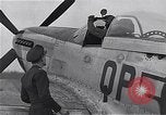 Immagine di Capitano Shelton W Monroe di 334 Fighter Squadron Il Debden Inghilterra, 1945, secondo 24 filmato di repertorio 65675034699