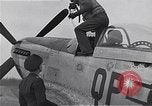 Immagine di Capitano Shelton W Monroe di 334 Fighter Squadron Il Debden Inghilterra, 1945, secondo 27 filmato di repertorio 65675034699