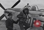 Immagine di Capitano Shelton W Monroe di 334 Fighter Squadron Il Debden Inghilterra, 1945, secondo 32 filmato di repertorio 65675034699