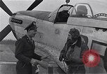 Immagine di Capitano Shelton W Monroe di 334 Fighter Squadron Il Debden Inghilterra, 1945, secondo 33 filmato di repertorio 65675034699
