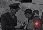 Immagine di Capitano Shelton W Monroe di 334 Fighter Squadron Il Debden Inghilterra, 1945, secondo 51 filmato di repertorio 65675034699