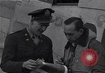 Immagine di Capitano Shelton W Monroe di 334 Fighter Squadron Il Debden Inghilterra, 1945, secondo 59 filmato di repertorio 65675034699