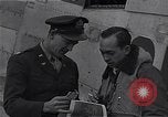 Immagine di Capitano Shelton W Monroe di 334 Fighter Squadron Il Debden Inghilterra, 1945, secondo 60 filmato di repertorio 65675034699