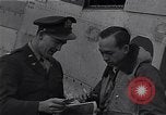 Immagine di Capitano Shelton W Monroe di 334 Fighter Squadron Il Debden Inghilterra, 1945, secondo 61 filmato di repertorio 65675034699