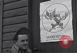 Standbild Piloten der USAAF Fighter 4 Gruppe beenden Briefing Debden England, 1945, aus Sekunde 3 historischem Filmmaterial Videoclip 65675034700