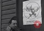 Standbild Piloten der USAAF Fighter 4 Gruppe beenden Briefing Debden England, 1945, aus Sekunde 5 historischem Filmmaterial Videoclip 65675034700
