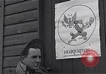 Standbild Piloten der USAAF Fighter 4 Gruppe beenden Briefing Debden England, 1945, aus Sekunde 6 historischem Filmmaterial Videoclip 65675034700