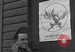 Standbild Piloten der USAAF Fighter 4 Gruppe beenden Briefing Debden England, 1945, aus Sekunde 7 historischem Filmmaterial Videoclip 65675034700
