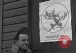 Standbild Piloten der USAAF Fighter 4 Gruppe beenden Briefing Debden England, 1945, aus Sekunde 8 historischem Filmmaterial Videoclip 65675034700