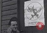 Standbild Piloten der USAAF Fighter 4 Gruppe beenden Briefing Debden England, 1945, aus Sekunde 14 historischem Filmmaterial Videoclip 65675034700