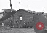 Standbild Piloten der USAAF Fighter 4 Gruppe beenden Briefing Debden England, 1945, aus Sekunde 15 historischem Filmmaterial Videoclip 65675034700