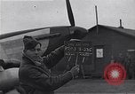 Standbild Piloten der USAAF Fighter 4 Gruppe beenden Briefing Debden England, 1945, aus Sekunde 16 historischem Filmmaterial Videoclip 65675034700