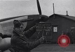 Standbild Piloten der USAAF Fighter 4 Gruppe beenden Briefing Debden England, 1945, aus Sekunde 17 historischem Filmmaterial Videoclip 65675034700