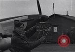 Standbild Piloten der USAAF Fighter 4 Gruppe beenden Briefing Debden England, 1945, aus Sekunde 18 historischem Filmmaterial Videoclip 65675034700