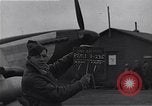 Standbild Piloten der USAAF Fighter 4 Gruppe beenden Briefing Debden England, 1945, aus Sekunde 19 historischem Filmmaterial Videoclip 65675034700