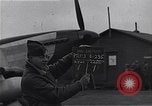 Standbild Piloten der USAAF Fighter 4 Gruppe beenden Briefing Debden England, 1945, aus Sekunde 20 historischem Filmmaterial Videoclip 65675034700